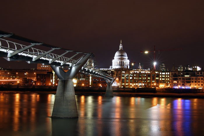 Мост соединяет такие достопримечательности столицы, как «Тейт Модерн» и собор Святого Павла с театром «Глобус».