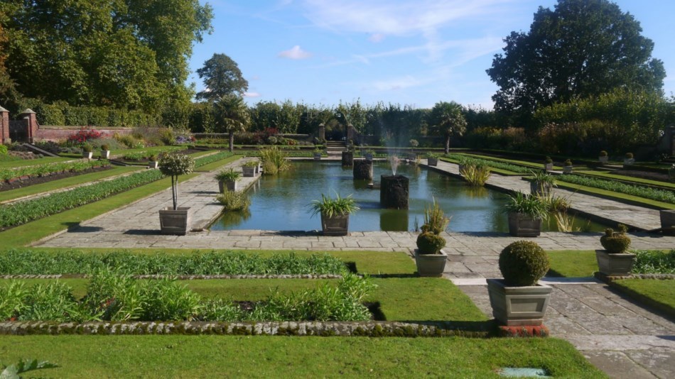 Площадь современного парка Кенсингтон-Гарденз — 111 гектаров. В тандеме с Кенсингтонским дворцом он составляет самый большой парковый ансамбль западного Лондона.