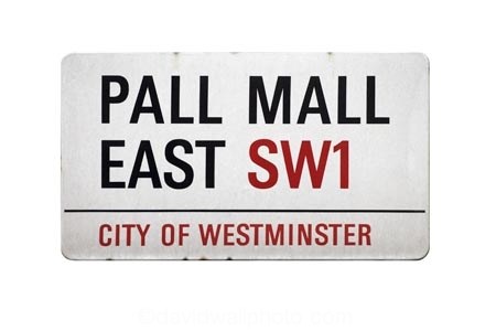 Пэлл-Мэлл — центральная улица Сейнт-Джеймского квартала в Вестминстере и ведет к Букингемскому дворцу.
