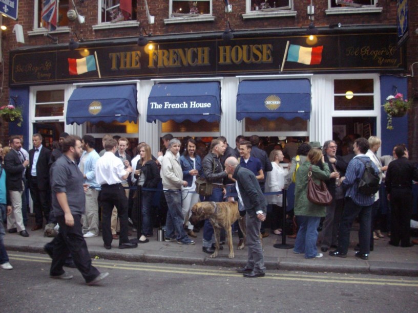 На Дин-стрит расположен французский бар The French House