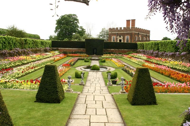 Живописный сад — пиршество для глаз! Выполненный в регулярном стиле, он совершенствовался до XVIII века. 
