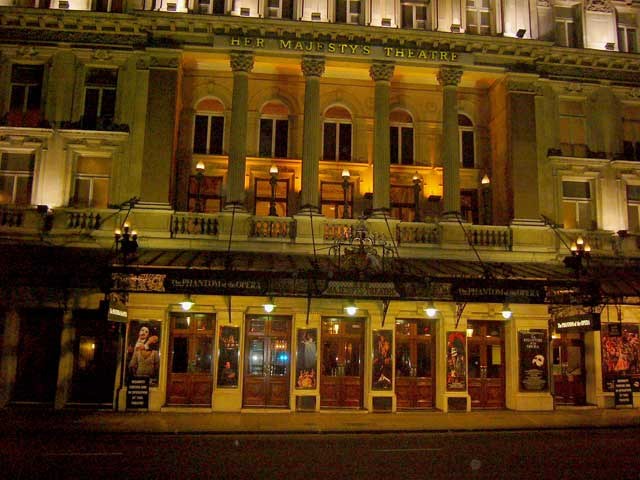 Театр Ее Величества расположен в непосредственной близости к Трафальгарской площади. Ближайшая станция метро — Piccadilly Circus.