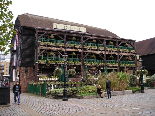 Расположенный справа от доков Св. Катерины, паб Dickens Inn является одним из самых успешных и знаменитых заведений на Темзе.