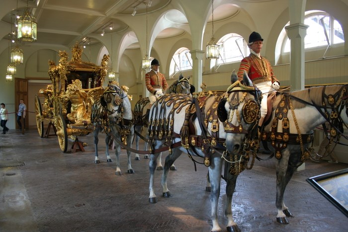 Конюшни в Букингемском дворце — показано к посещению