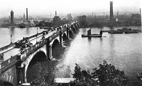 Символично, что современный мост Ватерлоо открыли в 1945 году триумфальной победы над режимом захватчика Гитлера.