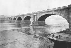 Несмотря на печальные истории, связанные с мостом, Ватерлоо навсегда останется строгим символом британской столицы.