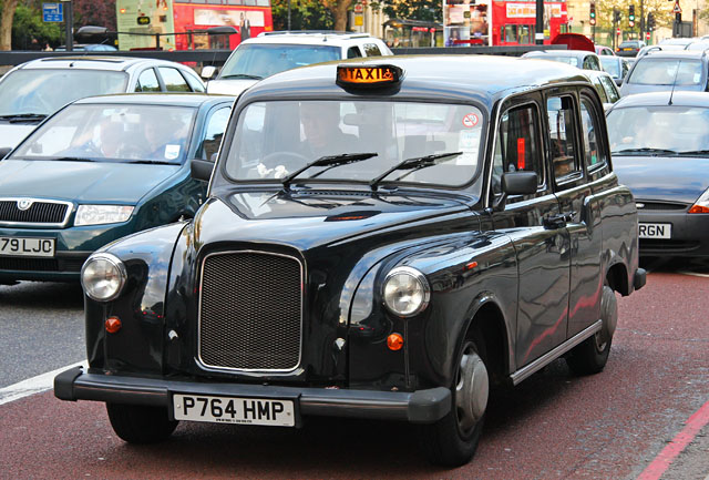 Легендарные большие черные такси или «Хэкни», курсирующие по Лондону, повторяют дизайн популярной модели Austin FX4 1958 года выпуска.