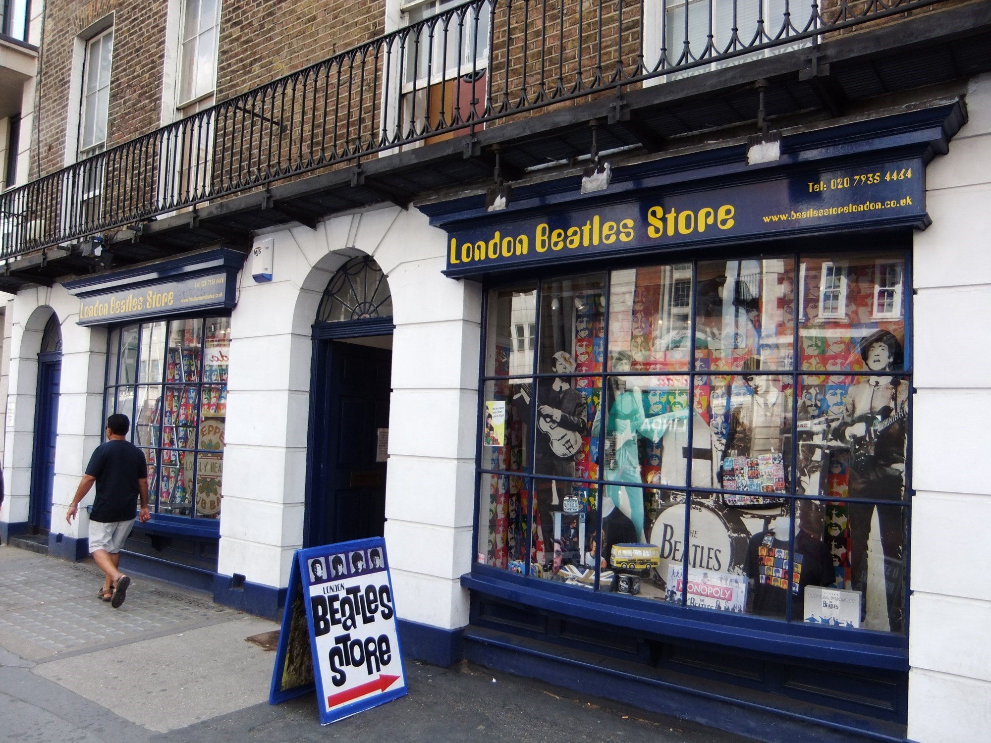 В магазине Beatles Store на улице Бейкер-стрит (кстати, около музея Шерлока Холмса) можно купить сувениры с логотипом группы и фото с битлами.