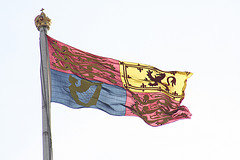 Британский флаг над Букингемским дворцом указывает на то, что Ее величество находится в резиденции. 