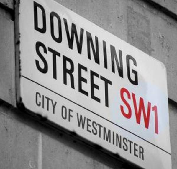 Даунинг-стрит (Downing Street) — это небольшая улица в историческом районе Лондона Вестминстере. 