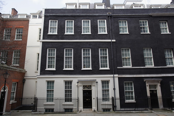 Под официальную резиденцию канцлера Казначейства дом № 11 был приобретен правительством в 1806 году. 