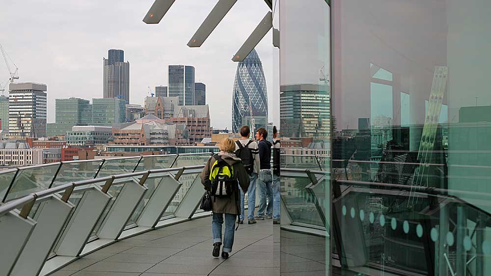 Кстати, с балкона мэрии открывается отличный вид на другое не менее эффектное творение Фостера, знаменитый лондонский «огурец» — небоскреб «Мэри-Экс».
