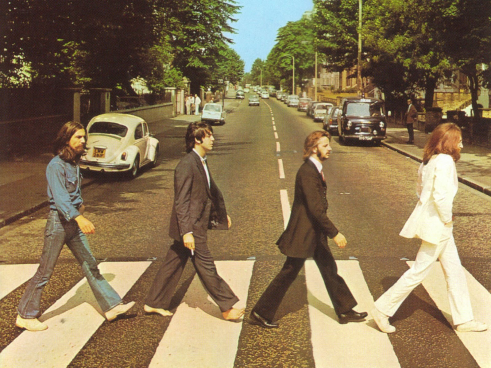 Помните знаменитую обложку альбома The Beatles, на которой все 4 музыканта переходят дорогу по пешеходному переходу? 