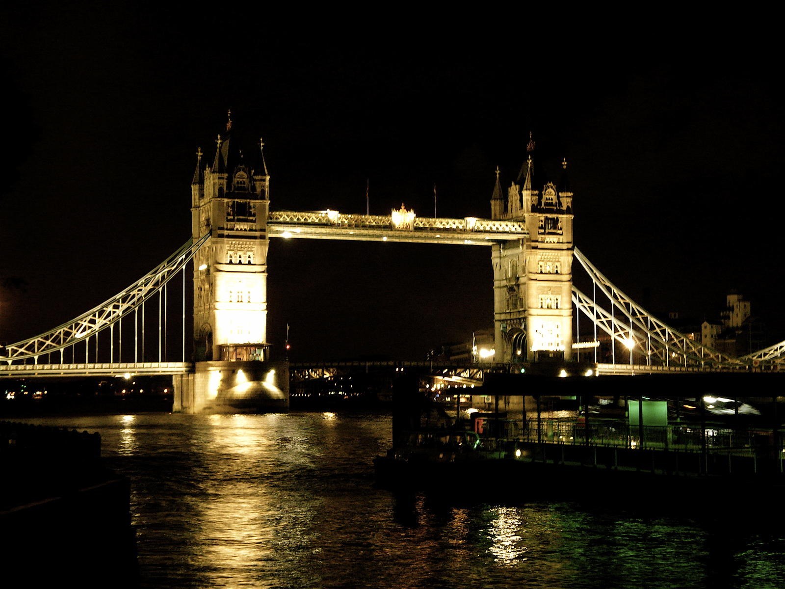 Тауэрский мост (Tower Bridge) — один из символов Лондона