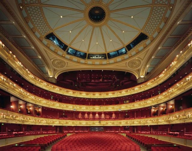 Ковент-Гарденом называют не только центральный район Лондона, но и расположенный на его территории знаменитый Королевский театр оперы (Royal Opera House).