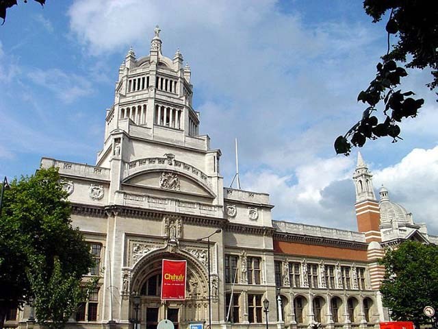 Музей Виктории и Альберта (Музей V&A) — самый большой в мире музей декоративно-прикладного искусства.