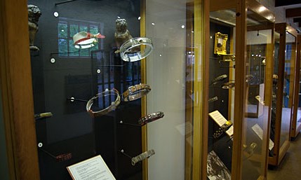 В замке выставлена уникальная коллекция ошейников со времен Средневековья и Викторианской эпохи.