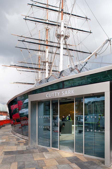 в апреле 2012 года королева Елизавета Вторая торжественно открыла реконструированный клипер для посещения, парусник, олицетворяющий целую эпоху морской Англии.