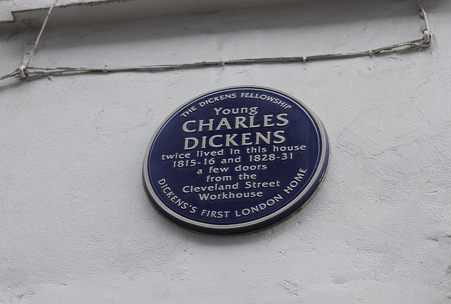Он расположен буквально в двух шагах от дома, где провел свое детство Чарльз Диккенс. 
