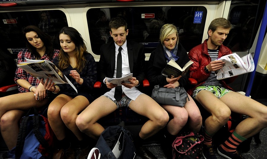 В метро без штанов в лондонском метро.