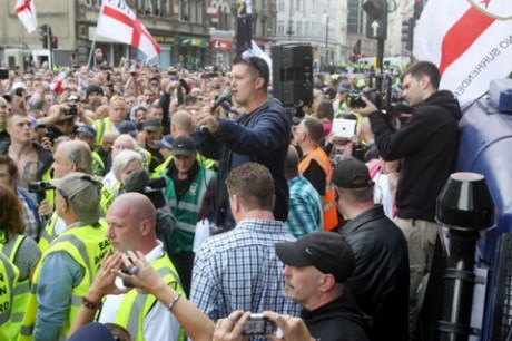 Более 160 человек арестованы во время протестов участников Лиги английской обороны. Среди арестованных – и лидер Лиги английской обороны Томми Робинсон.
