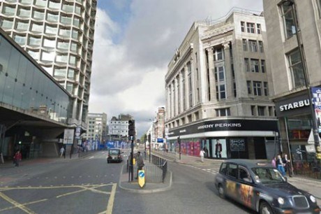 22-летняя женщина могла ослепнуть на один глаз после нападения. В ночь на 1 сентября на молодую особу напали трое мужчин прямо в центре Лондона – на Нью-Оксфорд-стрит – и изо всех сил ударили девушку в лицо.