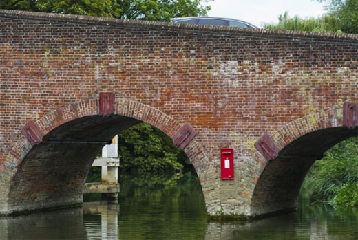 Жители городка Беркшир ломают голову над загадочным появлением красного почтового ящика Королевской почты посреди реки Темзы. 