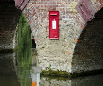 Жители городка Беркшир ломают голову над загадочным появлением красного почтового ящика Королевской почты посреди реки Темзы. 