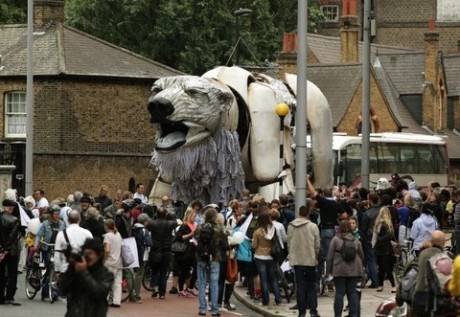 Шествие активистов Гринпис состоялось вчера в Лондоне. Около трех тысяч участников прошли маршем по улицам центрального Лондона. Компанию им составил...гигантский белый медведь.