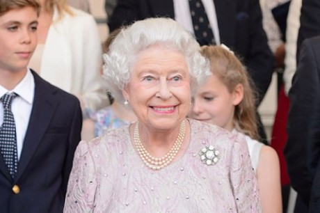 Королева Великобритании ищет часовщика