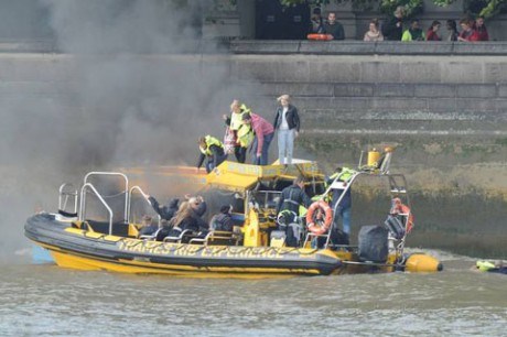 Туристическая компания London Duck Tours приостановила экскурсии по Темзе после того, как в воскресенье на автомобиле-амфибии компании произошел пожар.