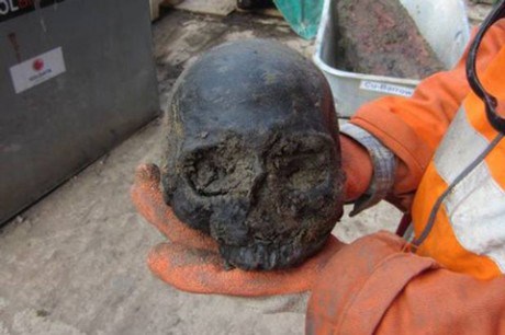 Археологи, работающие в рамках проекта Кроссрейл, раскопали 20 черепов, которые предположительно принадлежали римлянам. 