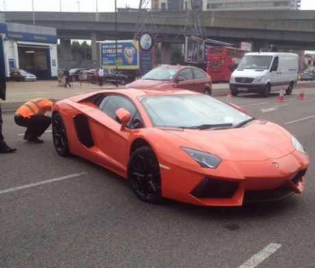 Полиция Лондона во время рейда обратила внимание на Lamborghini Aventador. Автомобиль стоимостью 400 000 фунтов привлек правоохранителей не только своей эксклюзивностью и красным цветом, но и дерзким характером владельца суперкара.