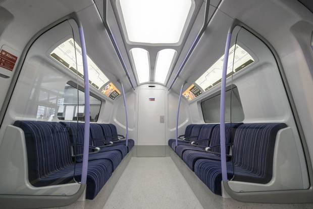 . Компания Сименс продемонстрировала поезд Inspiro, каждый вагон которого стоит 1 миллион фунтов, желая получить заказ от мэра Лондона на приобретение таких поездов.