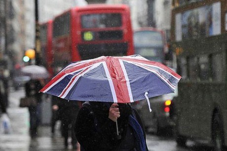 Синоптики предупреждают: британцы должны начать привыкать к дождям, так как ненастная погода сохраниться в следующем месяце. 