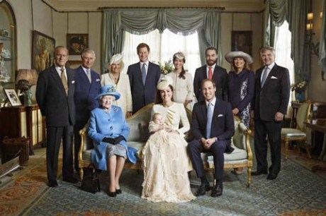 На официальных снимках Елизавета II запечатлена в присутствии три будущих наследников престола: своего сына принца Чарльза, внука принца Уильяма и правнука принца Джорджа.