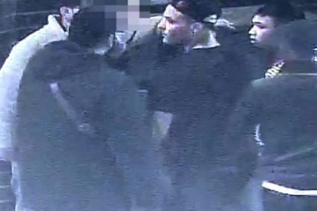 Шокирующее видео обнародовали полицейские. 22-летний американский студент был жестоко избит в Лондоне бандой головорезов.