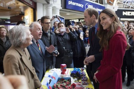 Герцог и герцогиня прибыли на станцию метро Хай Стрит Кенсингтон, чтобы присоединиться к участникам благотворительной акции в День памяти ветеранов и погибших в войнах.