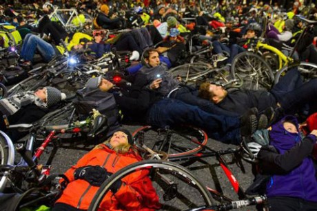 Тысячи велосипедистов в знак протеста легли на дорогу в час пик у штаб-квартиры Transport for London