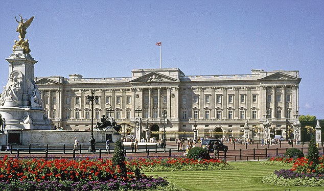 В Лондоне самой популярной среди туристов достопримечательностью стал Букингемский дворец