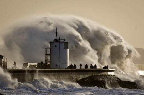 Штормовые ветра и ливни обрушились на столицу Великобритании, в то время, как синоптики предсказывают, что   порывы могут достигать 80 километров в час.