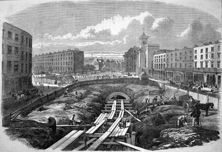  В 1863 году была открыта первая линия: фирмой Metropolitan Railway была построена ветка так называемой внеуличной железной дороги.
