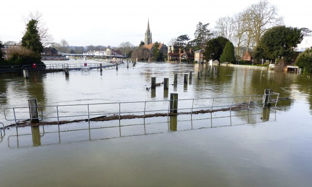 На западе Лондона, а также в  графствах Оксфордшир, Бакингемшир, река Темза вышла из берегов и затопила несколько населенных пунктов.