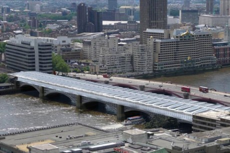Мост Блэкфрайерз — самый большой в мире мост, где установлены солнечные батареи — открылся после пятилетней реконструкции.