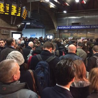 Миллионы пассажиров сегодня утром столкнулись с трудностями в передвижении на метро из-за забастовки сотрудников «подземки».