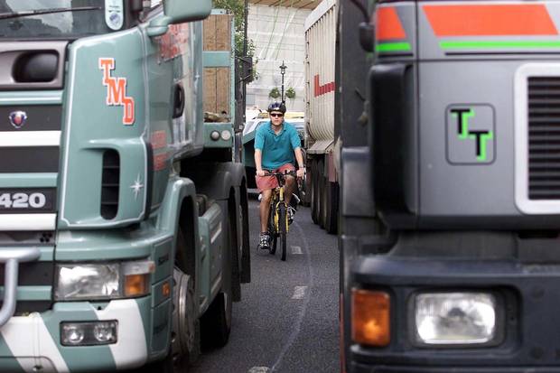 Почти половина жителей Лондона считают, что в центре столицы должен быть запрещен проезд абсолютно всем грузовикам.