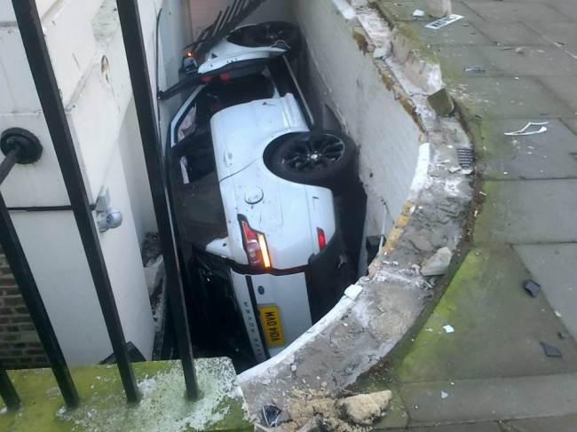 Range Rover Sport 2014 «въехал» в подвал одного из зданий на юго-западе Лондона