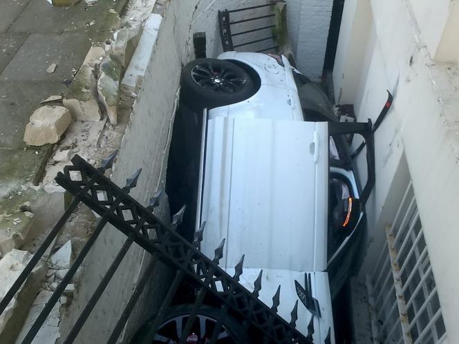 Range Rover Sport 2014 «въехал» в подвал одного из зданий на юго-западе Лондона