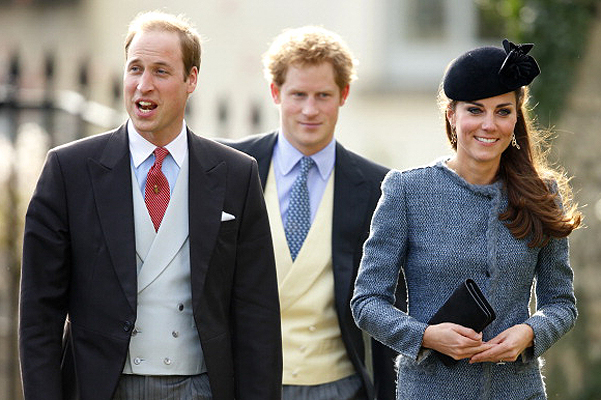 Принц Уилльям, герцогиня Кэтрин и принц Гарри на свадьбе друзей