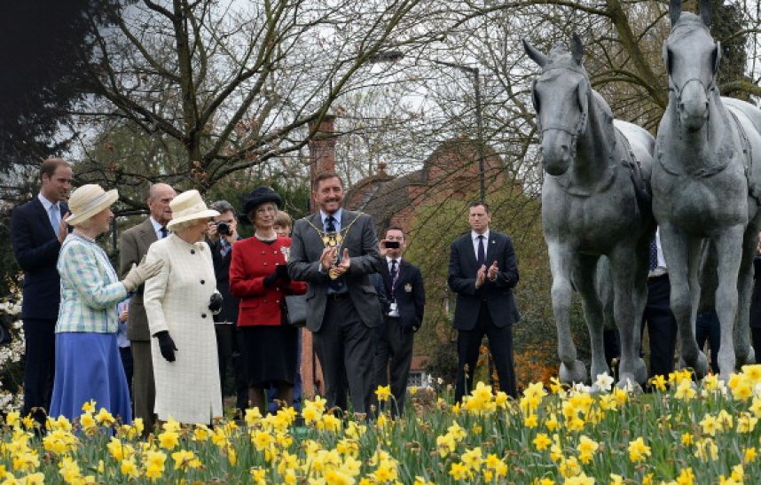 Елизавета II открыла памятник виндзорским лошадям